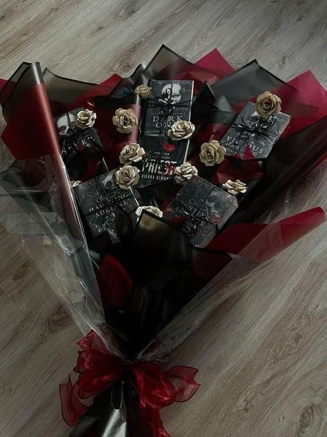 Christmas Gift Bouquet Ideas, Birthday Bouquet With Gifts, Book Bouquet Aesthetic, Book Bouquet Diy, Book Present Gift Ideas, Book Gift Ideas Present, Gothic Flower Bouquet, Book Gift Wrapping Ideas, Book Bouquet Gift