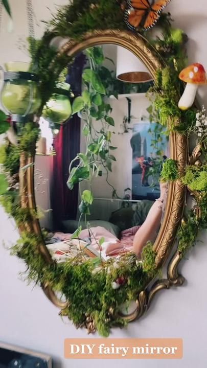 Old Mirror Ideas, Fairycore House, Broken Mirror Diy, Fairy Mirror, Cute Mirror, Cottagecore Home, Mirror Frame Diy, Cottage Aesthetic, Mirror Crafts