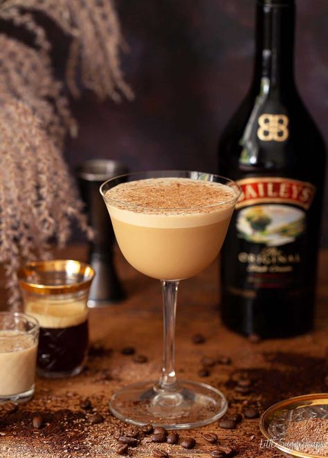 This Baileys espresso martini is the ideal cocktail for coffee lovers. Slightly sweet, slightly creamy but still full of deep coffee flavour this espresso martini with Baileys is quick and easy to make and it's loved by all who try it. Baileys Espresso Martini Recipe, Baileys Espresso, Baileys Cocktails, Baileys Cake, Chocolate Baileys, Espresso Martini Recipe, Baileys Recipes, Martini Recipe, Cream Liqueur