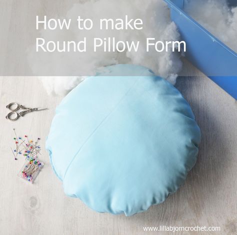 4 Easy Steps to remake a square pillow into a round insert form. Tutorial by Lilla Bjorn Crochet Diy Round Pillow How To Make, Pillow For Baby, Round Cushions, Pillow Patterns, Knitted Patterns, Decor Crochet, Crochet Pillows, Pillow Form, Fabric Ideas