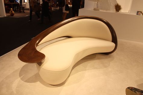 Curved Modern Sofa, Geometric Furniture, Set Sofa, Wooden Sofa Designs, Luxurious Interior Design, Modern Sofa Living Room, Unique Sofas, Furniture Details Design, Interior Design Presentation