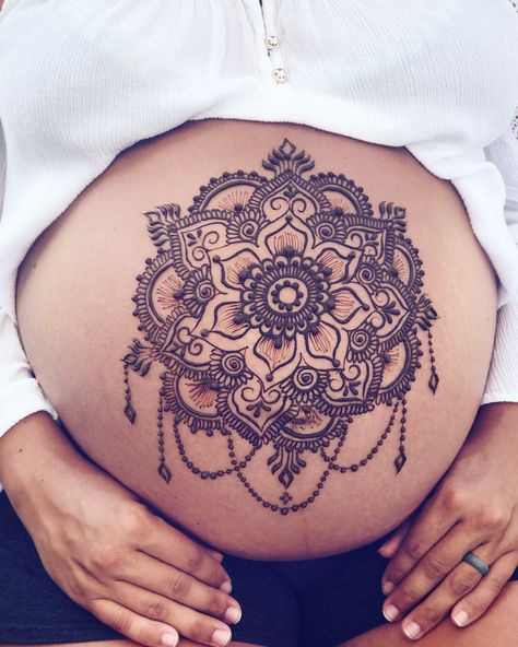 Mandala baby bump henna design Pregnancy Tattoo, Belly Henna, Tattoo Baby, Pregnant Belly Painting, Mandala Henna, Belly Art, Henna Mandala, Belly Tattoo, Design Henna