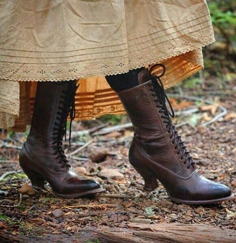 Walk to Meryton... Victorian Boots, Victorian Aesthetic, Enola Holmes, Film Tv, Look Vintage, Mode Vintage, Historical Fashion, Vintage Shoes, Victorian Fashion