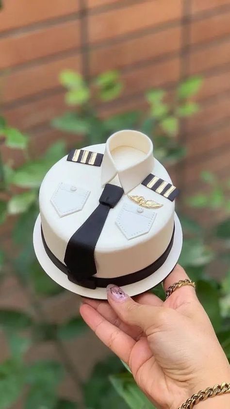 Pilot Birthday Cake Ideas, Pilot Cake Design, Cake For Pilot, Pilot Cake Ideas, Aviation Cake Ideas, Pilot Theme Cake, Flight Attendant Cake, Pilot Birthday Cake, Bday Cake For Boyfriend