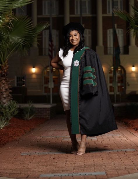 Graduation Photoshoot Masters, Phd Photoshoot Ideas, Grad Pics Poses, Doctorate Graduation Pictures Ideas, Pharmacist Graduation Pictures, Doctoral Degree Photoshoot, Doctoral Graduation Party, Grad Ceremony Outfit, Doctoral Photoshoot