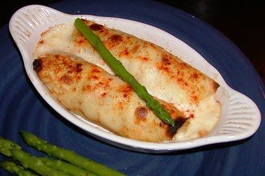 Seafood crepes with mornay sauce - looking for the perfect seafood crepes for New Years Eve! Fancy Crepes, Seafood Crepes Recipe, Crepe Recipe Filling, Seafood Crepes, Alaska Recipes, Seafood Broil, Crepe Recipe Savory, Mornay Sauce, Alaska Salmon