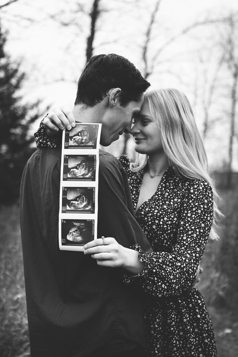 Fall pregnancy announcement photoshoot with ultrasound. Poses With Ultrasound, Ultrasound Couple Photos, Ultrasound Picture Announcement, Photos With Ultrasound Picture, Photoshoot With Ultrasound, Family Photos With Ultrasound, Ultrasound Family Picture Ideas, Ultrasound Maternity Pictures, Ultrasound Photo Announcement