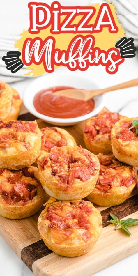 Pizza Muffins - Easy lunch, dinner or snack recipe! Pizza Muffins Recipe, Lunch Easy, Pizza Lunch, Pizza Shapes, Pizza Muffins, Muffin Tin Recipes, Food Pizza, Quick Lunch, Easy Pizza