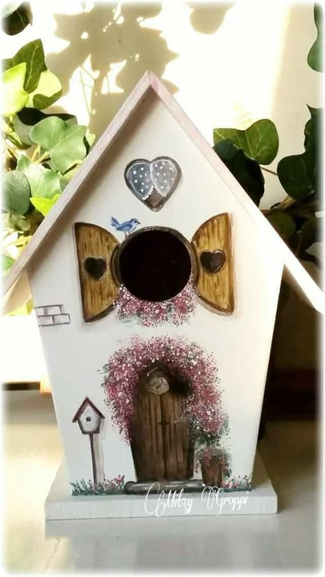 Painted Bird Houses Ideas Color Schemes, Bird Houses Diy Painted, Cute Bird House Painting Ideas, Painting Birdhouses Ideas Simple, Painted Bird Houses Ideas, Bird House Painting Ideas, Cute Bird Houses, Colorful Birdhouses, Birdhouse Painting Ideas