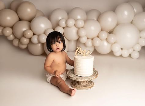 Neutral Cake Smash, Portraits For Kids, Baby Cake Smash, Smash Cake Photoshoot, Birthday Photography, Newborn Photoshoot, Birthday Photoshoot, Baby Photoshoot, Baby Cake