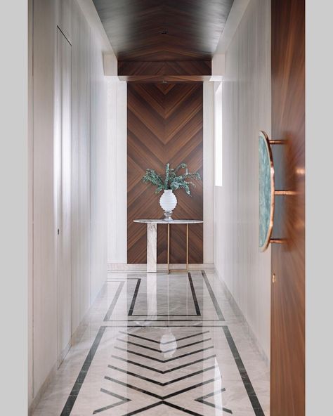 Chestnut Storeys/Farah Agarwal on Instagram: “The warm & welcoming foyer passage being directed into the house by the stunning marble inlay design on the floor. The walls being…” Floor Inlay Design Patterns, Marble Inlay Designs, Marble Inlay Floor, Floor Pattern Design, Marble Floor Pattern, Italian Marble Flooring, Inlay Flooring, Pavement Design, Designer Tiles