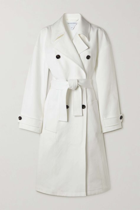 Trench Mania - ZOE Magazine White Trench Coat Outfit, White Long Jacket, Trenchcoat Outfit, Korean Winter Outfits, White Trench Coat, Oversized Trench Coat, Trench Coat Outfit, Oversize Sleeves, Double Breasted Trench Coat