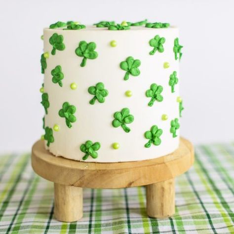 10 easy and cute St. Patrick's Day cake designs from Cake by Courtney #cakebycourtney #cakedesigns #stpatricksdaycake #stpatricksdaycakes #stpatricksdaydessert #stpatricksday #cake #cakes #rainbowcake #rainbow Clover Cake, Rainbow Swirl Cake, Lucky Charms Cake, Green Velvet Cake, St Patricks Day Cakes, Dot Cakes, Fete Saint Patrick, St Patrick Day Treats, Patty Cake