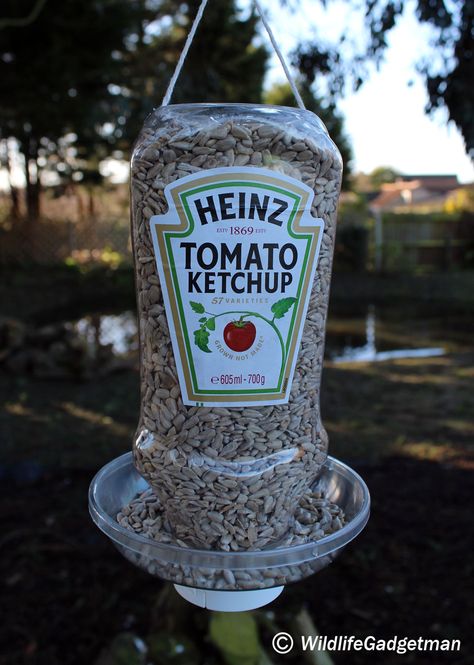 Make a ketchup bottle bird feeder - WildlifeGadgetman.com Diy Recycled Projects, Homemade Bird Feeders, Heinz Tomato Ketchup, Landscaping Flowers, Diy Bird Feeder, Hanging Bird Feeders, Bird Houses Diy, Diy Birds, Recycled Projects