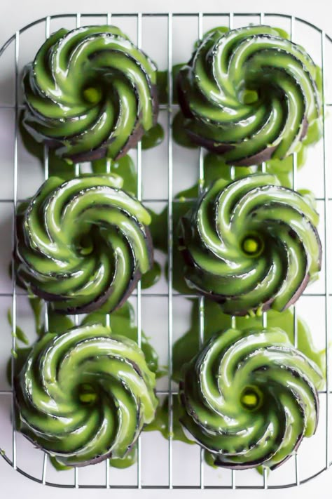 MATCHA GLAZED BLACK SESAME BUNDT CAKES - ful-filled Matcha Cheesecake, Best Matcha, Mini Bundt Cakes, Matcha Recipe, Bundt Cakes Recipes, Bundt Cakes, Black Sesame, Little Cakes, Matcha Green Tea