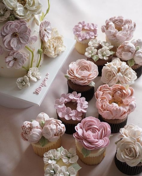 Floral Pastries, Boho Cupcakes Baby, Boho Cupcakes, Classy Cupcakes, Vintage Birthday Cakes, Cookie Bakery, Simple Birthday Decorations, Floral Cupcakes, Creative Cupcakes