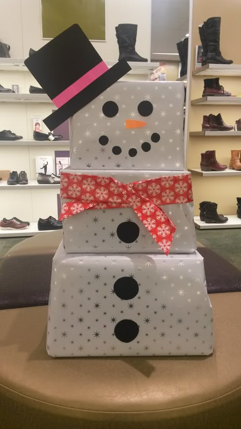 Reindeer Present Tower, Snowman Out Of Boxes, Christmas Wrapping Ideas For Kids, Snowman Wrapped Presents, Box Snowman Diy, Snowmen Boxes For Christmas, Snowman Gift Tower Cute Ideas, Snowman Tower Presents, Snowman Boxes Christmas