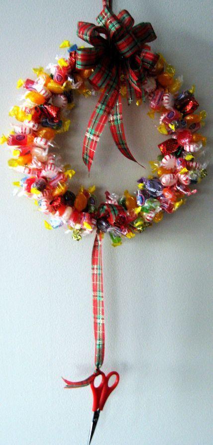 How to make a candy wreath for a school, office, home, or DIY handmade gift idea. Candy Wreath Diy, Homemade Christmas Wreaths, Kids Mittens, Candy Wreath, Skip To My Lou, Candy Crafts, Mason Jar Crafts Diy, Navidad Diy, Christmas Eve Box