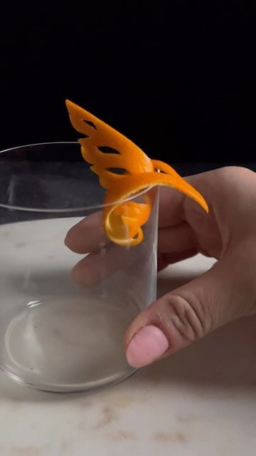 Moody Mixologist / Amy Traynor on Instagram: "🍊Hummingbird garnish Yes, I’m already gearing up for all those spring and summer drinks 😆 #garnish #garnishgame #drinks #cocktails #garnishing #cocktailgarnish #drinkstagram #craftcocktails #hummingbird #fancy" Creative Cocktail Garnishes, Resep Koktail, Bartender Drinks Recipes, Deco Fruit, Food Garnish, Fruit Garnish, Food Plating Techniques, Drink Decorations, Drink Garnishing