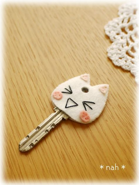 key cover Diy Key Cover, Kawaii Diy Crafts, Felt Plushie, Sewing Templates, Kawaii Diy, Plushie Patterns, Sewing Stuffed Animals, Gift Inspo, Pola Sulam