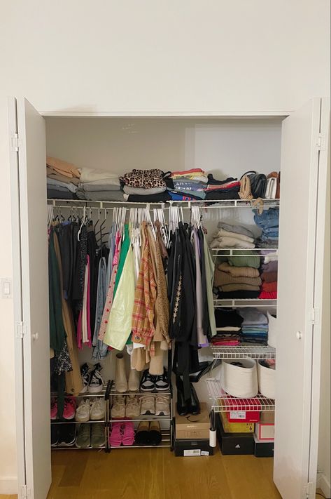 Storage Small Closet, Apartment Closets, Small Closet Storage Ideas, Dorm Shoe Storage, Small Walk In Closet Design, Tiny Closet Organization, Dorm Closet Organization, Apartment Closet, Apartment Closet Organization