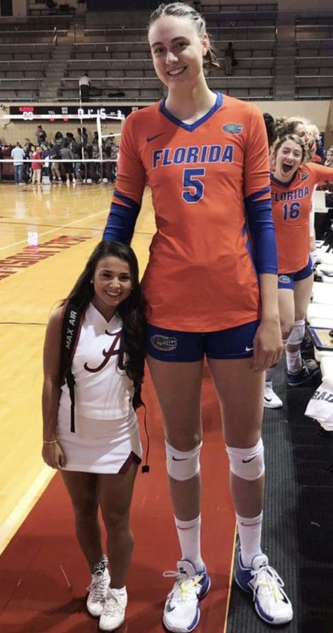 5 Foot Tall Women, Volleyball Images, Tall Girl Outfits, Volleyball Outfit, Ridiculous Pictures, Giant People, Mens Volleyball, Tall Person, Tall People