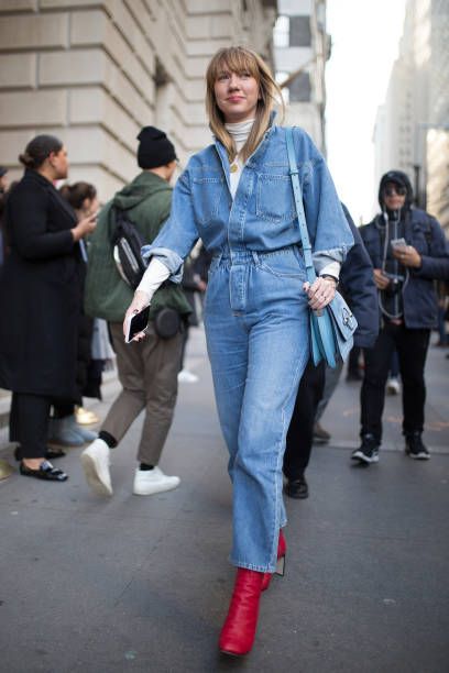 A guest is seen on the street attending OSCAR DE LA RENTA during New York Fashion Week wearing a blue denim jumpsuit with red shoes and blue bag on... Spring Jumpsuit Outfit, Winter Jumpsuit Outfit, Jean Jumpsuit Outfit, Women Jumpsuit Outfits, Denim Jumpsuit Outfit, Jumpsuit Outfit Casual, Spring Jumpsuits, Winter Jumpsuit, Jumpsuit Outfits