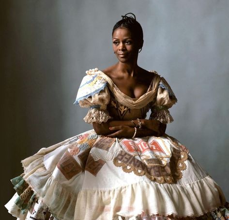 Cicely Tyson photographed by Lord Snowdon wearing a dress by Bill Whitten in 1972. Lord Snowdon, Cicely Tyson, Black Princess, Vintage Black Glamour, Instyle Magazine, Black Femininity, Black Excellence, Classic Hollywood, 70s Fashion