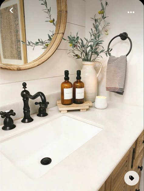 Makeover Kamar Mandi, Bathroom Counter Decor, Guest Bathroom Decor, Sink Decor, Cozy Ideas, Neutral Bathroom, Restroom Decor, Counter Decor, Stunning Bathrooms