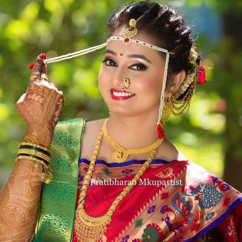 Navri Poses, Navvari Sadi Look Poses, Bridal Photography Poses Indian, Maharashtrian Bride Poses, Simple Marathi Bride Look, Marathi Bride Poses, Photography Poses Indian, Marathi Weeding Pic, Maharashtrian Bride Navvari