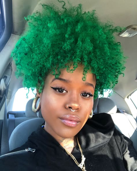 Green Hair Black Women Natural, Afro Hair Dye, Rainbow Ideas, Hair Rainbow, Dyed Curly Hair, Natural Girl, Cute Hair Colors, Creative Hair Color, Teal Hair