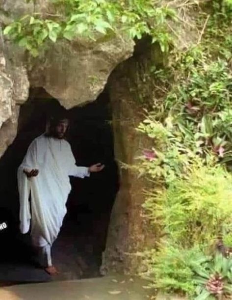 He is risen!!!! Jesus Tomb, Jesus Our Savior, Jesus Christ Artwork, Pictures Of Christ, Jesus Christ Art, Jesus Photo, Pictures Of Jesus Christ, Christian Pictures, Jesus Painting