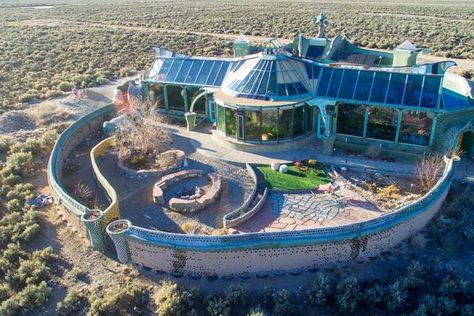 Phoenix Earthship to rent on AirBnB Earthship Design, Earthship Biotecture, Earth Houses, Eco Construction, Off Grid House, Earthship Home, Outdoor Sitting Area, Underground Homes, Earth Homes