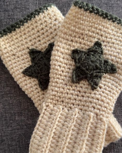 crochet fingerless gloves with a cute little star patch! Crochet Fingerless Gloves Free Pattern, Crochet Hand Warmers, Fingerless Gloves Crochet Pattern, Crochet Gloves Pattern, Crochet Brooch, Vintage Crochet Patterns, Things To Crochet, Crochet Fingerless Gloves, Crochet Stars