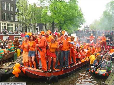 Festeggiare il Queen day su una barca è il top! Dutch Culture, Travel Amsterdam, Europe Honeymoon, European Trip, Dutch People, Amsterdam Canals, Visit Amsterdam, Outdoor Concert, Kings Day