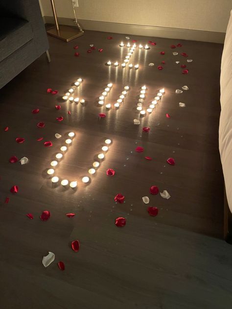 Expressing Love with Tea Candles! 1 Year Anniversary Room Decoration Ideas, Marriage Anniversary Decorations At Home, Valentines Day Bed, Anniversary Room Decoration Ideas, Wedding Room Ideas, First Night Room Decoration, Husband Birthday Decorations, Birthday Decor For Him, Candle Night Dinner