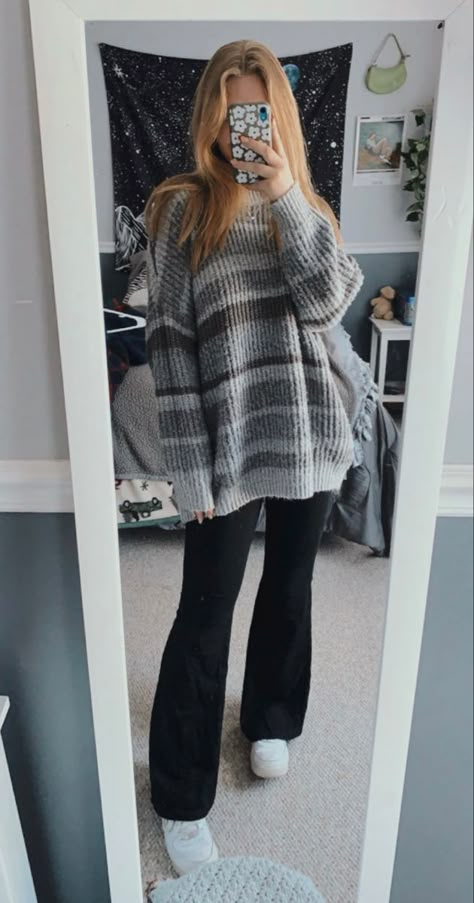 Modest Flare Leggings Outfit, Cute Sweater Outfits With Leggings, Flared Leggings And Sweater, Flair Leggings Outfit Casual, Sweater With Flare Leggings, How To Style Flare Leggings Winter, What To Wear With Flare Leggings Winter, Flare Leggings And Sweater, Flair Leggings Outfit Fall