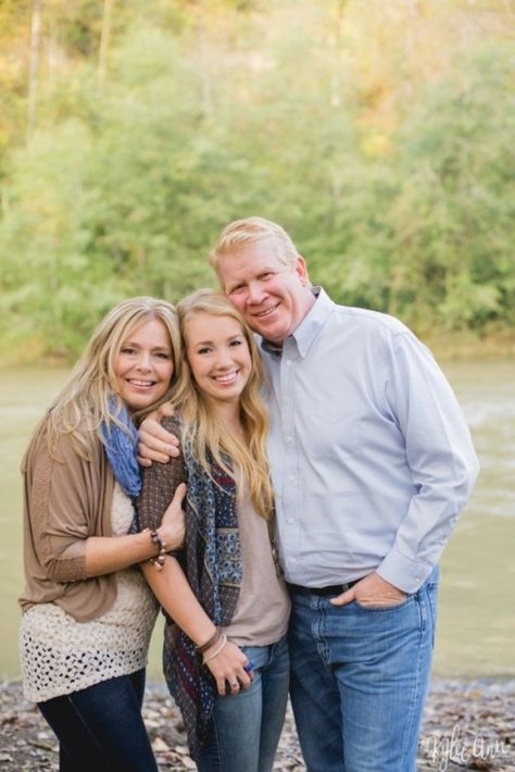 Christmas Poses, Family Photoshoot Poses, Olympia Washington, Family Portrait Poses, Logan Utah, Brother And Sister Love, Family Picture Poses, Photography Poses Family, Family Photo Pose