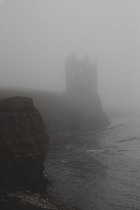 Scotland Aesthetic, Dark Naturalism, Foggy Weather, Castle Aesthetic, Castles In Scotland, Abandoned Castles, Dark Paradise, A Castle, The Fog