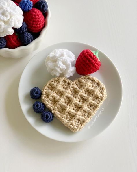 Amigurumi Crochet Patterns on Instagram: “Hi all! Who remembers the heart waffles from last year? 🙋🏻‍♀️ ⠀ This is a really fun one, a crowd favorite, but I didn’t realize how…” Confection Au Crochet, Waffle Stitch, Diy Magazine, Crochet Food, Fun Crochet Projects, Crochet Heart, Gummy Bear, Play Food, Diy Crochet Projects