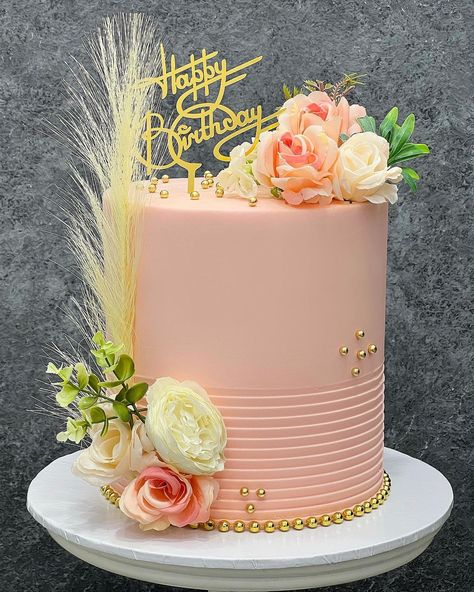 Egbuna kosisochukwu dominion / CAKES IN BENINCITY | A cake is always a nice way to show love to the special people in our lives . We are here to help you speak those through our yummy, fluffy… | Instagram Sparkly Wedding Cakes, Latest Birthday Cake, Nice Cakes, Floral Cake Design, Birthday Cake For Mom, Chocolate Cake Designs, Birthday Cake With Flowers, Buttercream Cake Decorating, Beautiful Cake Designs