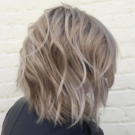 Ash Blonde Wavy Bob Ash Blonde Short Hair, Ash Blonde Bob, Medium Short Haircuts, Dark Ash Blonde, Ash Blonde Hair Colour, Messy Bob Hairstyles, Thick Hair Styles Medium, Ash Blonde Balayage, Hair Blond