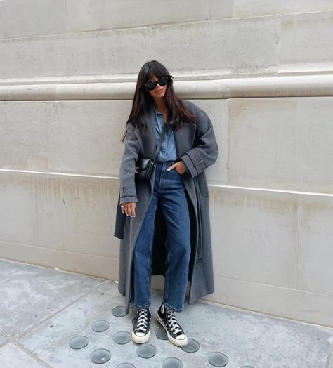 City Weekend Outfit Winter, Dark Grey Coat Outfit, Star Jeans Outfit, Outfit Inspo Converse, Outfit Primavera 2023, Paris Street Style Winter, Denim Coat Outfit, Blue Converse Outfit, Dark Washed Jeans Outfit