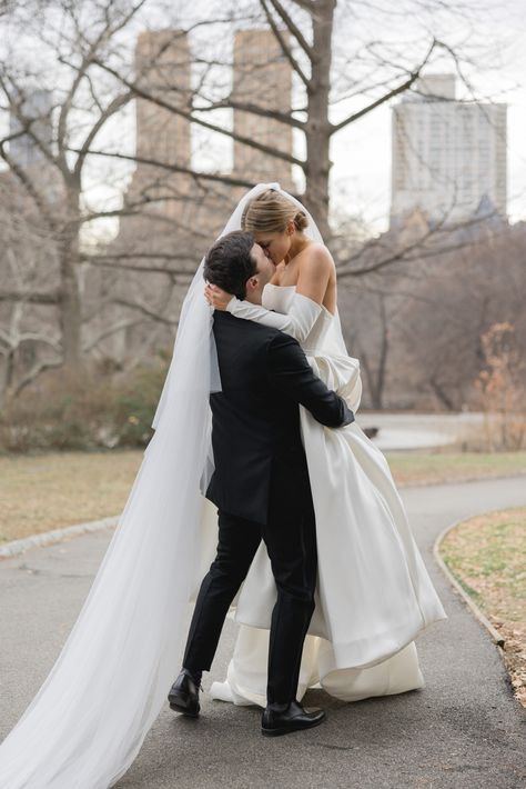 Iconic Winter Wedding in the Heart of New York City | New York City Real Weddings Winter City Wedding, Ny Elopement, Nyc Wedding Photos, Winter Wedding Photos, Winter City, Rhode Island Wedding, Wedding Boards, Winter Elopement, Winter Bride