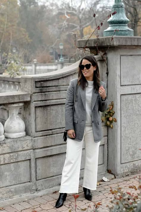 Grey Herringbone blazer and white denim for Fall and Winter. Oversized Herringbone Blazer, Grey Houndstooth Blazer Outfit, White Pants Grey Blazer, Herringbone Blazer Women, Grey And White Outfit Ideas, Grey Herringbone Blazer Outfit, Gray Tweed Blazer Outfit, Grey Blazer Winter Outfit, Herringbone Blazer Outfit Women