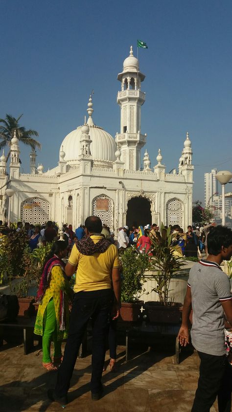 Haji Ali Dargah, Mumbai: The dargah which stands on rocky islets off the coast of Mumbai attracts over 100,000 devotees a week. It is a major landmark in Mumbai. Haji Ali Dargah Mumbai Video, Haji Ali Dargah Mumbai Snap, Mahim Dargah Mumbai, Haji Ali Dargah Mumbai, Memories Wallpaper, Haji Ali, Mumbai Travel, Naruto Eyes, Medina Mosque