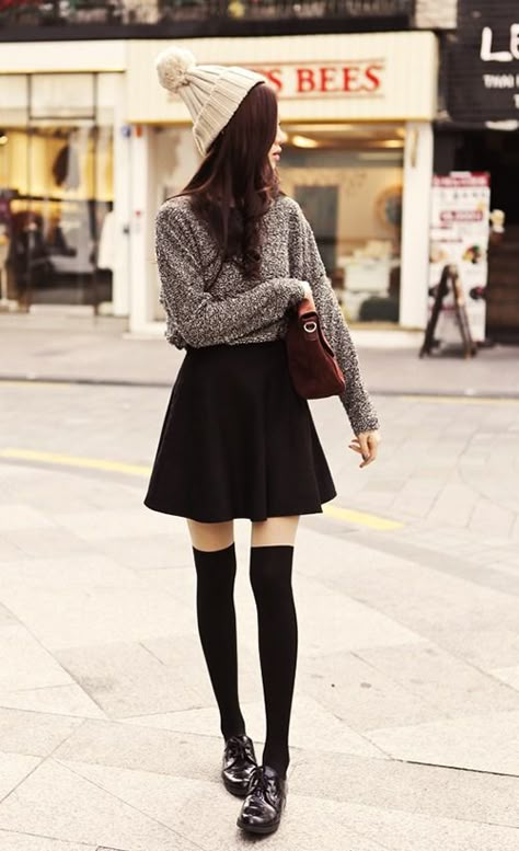 Korean Fashion (Gosh I love this, I recently visited South Korea and I was very impressed with the fashion. N.) *So cute... Skater Skirt Outfit, Socks Outfit, Black Skater Skirts, Rocker Girl, Peplum Tops, Sock Outfits, A Skirt, 가을 패션, Mode Inspiration