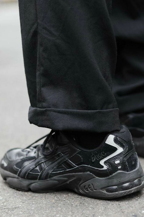 Asics Black Sneakers, Asics Outfit, Zayn Malik Style, Minimal Streetwear, Asics Black, Wardrobe Sets, People Clothes, Street Style Outfits Men, Fashion Articles