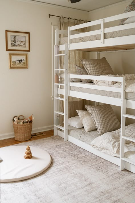 Small Bedroom With 3 Beds, Coed Bunk Beds Shared Bedrooms, Bunk Beds 3 People, 3 Bed Small Room, Triple Bunk Bed Small Room, 3 Sister Bedroom Ideas, Sister Room Bunk Bed, 3 Bed Bunks, Tri Bunk Beds Small Rooms