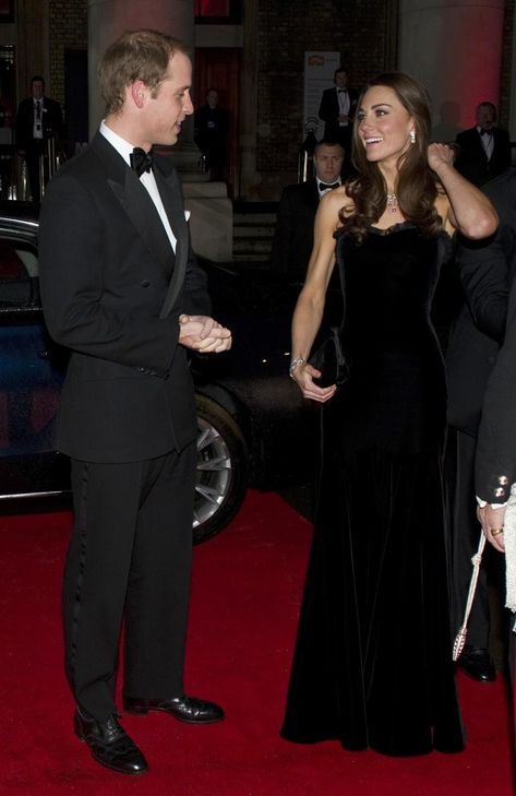 Kate Middleton Vestidos Kate Middleton, Principe William Y Kate, Military Awards, Princesse Kate Middleton, William E Kate, Duchesse Catherine, Mcqueen Dress, Principe William, Kate Middleton Prince William